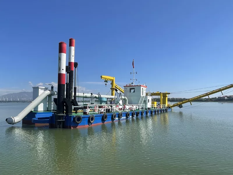 12 hüvelykes kotróhajó