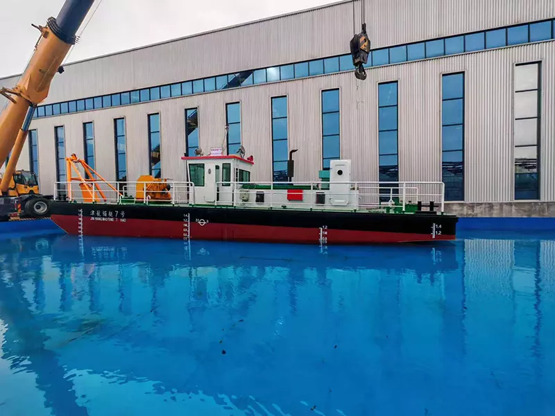 Többcélú kotró munkacsónak